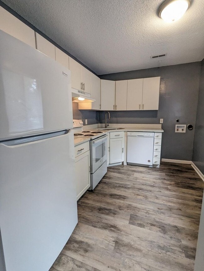 Building Photo - Private Fenced Yard + 3BR Townhome – Great Location!