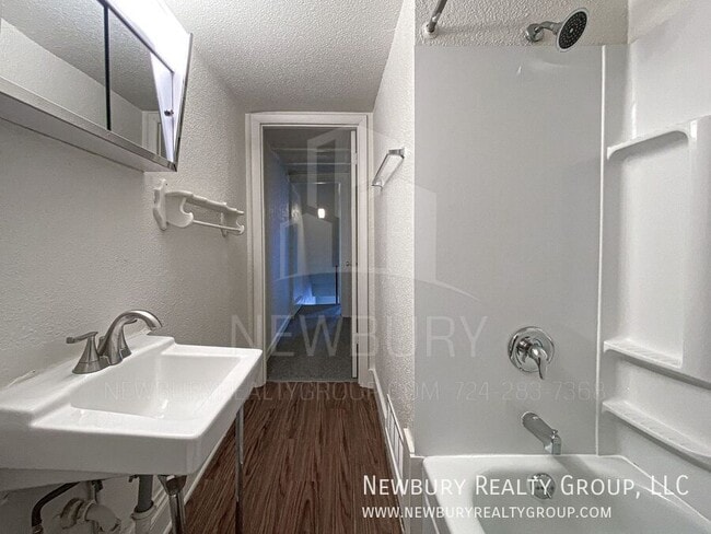 Building Photo - 29 Hickory St