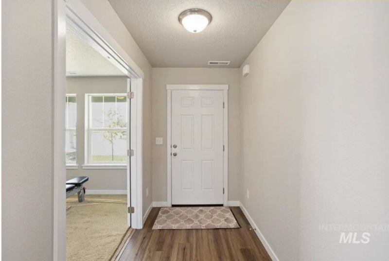 Building Photo - 765 SW Huebert St