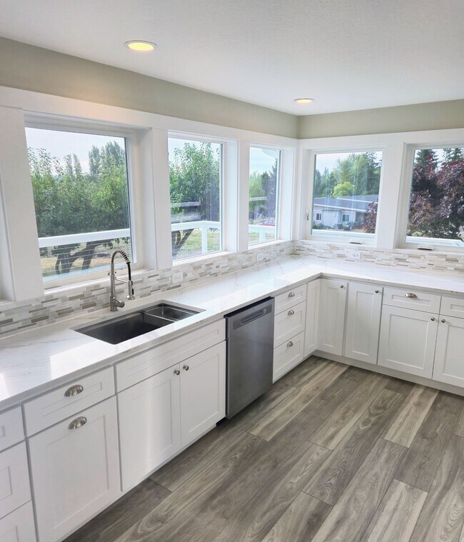 Building Photo - Newly Remodeled 2 Bedroom Home & ADU For R...