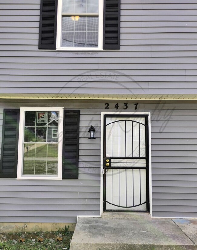 Building Photo - Two Bedroom Townhouse with deck near Trini...