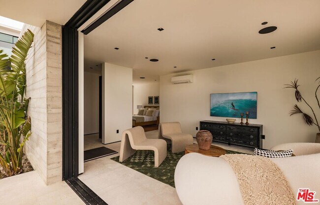 Building Photo - 6889 Dume Dr