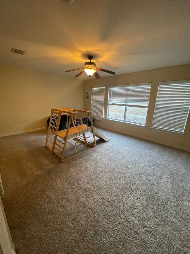 Building Photo - Gorgeous 5 Bedroom Home in The Haven!