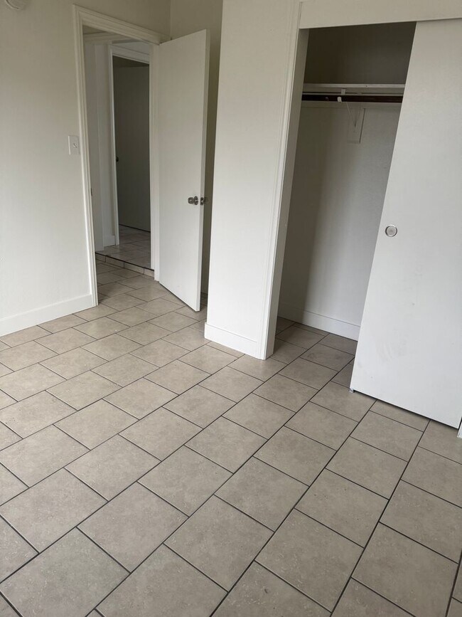 Building Photo - 1004- 06