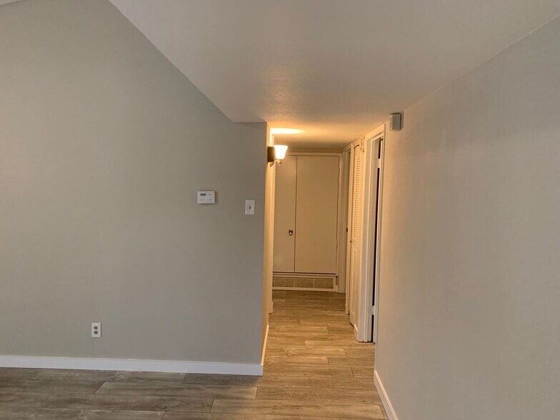 Building Photo - 1335 Carnation Dr