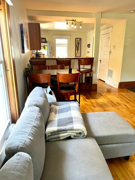 Building Photo - 197 S Winooski Ave