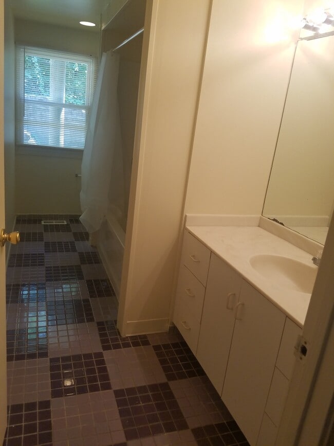 Building Photo - Single Family Home within walking distance to Quinnipiac