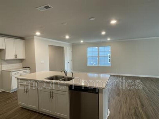 Building Photo - 800 Bellewood Gardens Dr