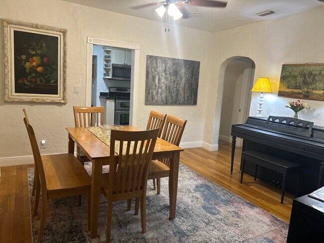 Building Photo - 409 35th St