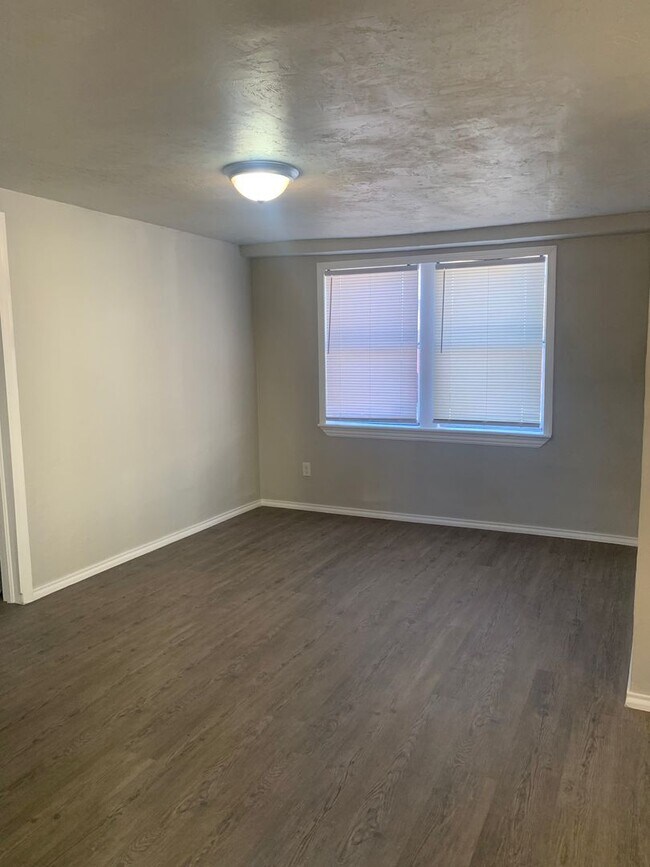 Building Photo - Studio Apartment in Jefferson Park