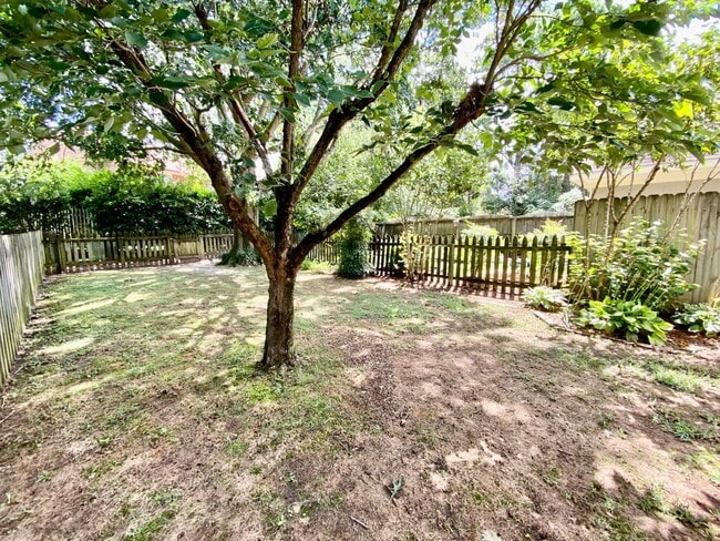 Building Photo - Amazing 3 Bedroom Townhome with Fenced Bac...