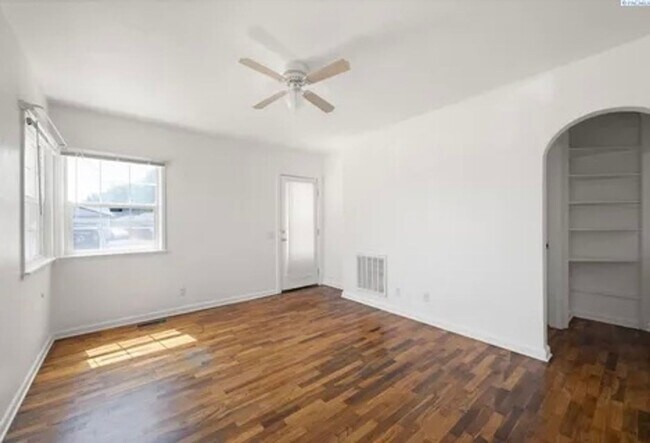 Building Photo - Charming 2 Bedroom Home with Fenced Backyard in Central Kennewick!