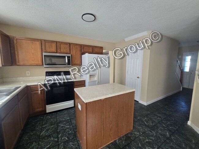 Building Photo - Spacious three bedroom home in the Northeast