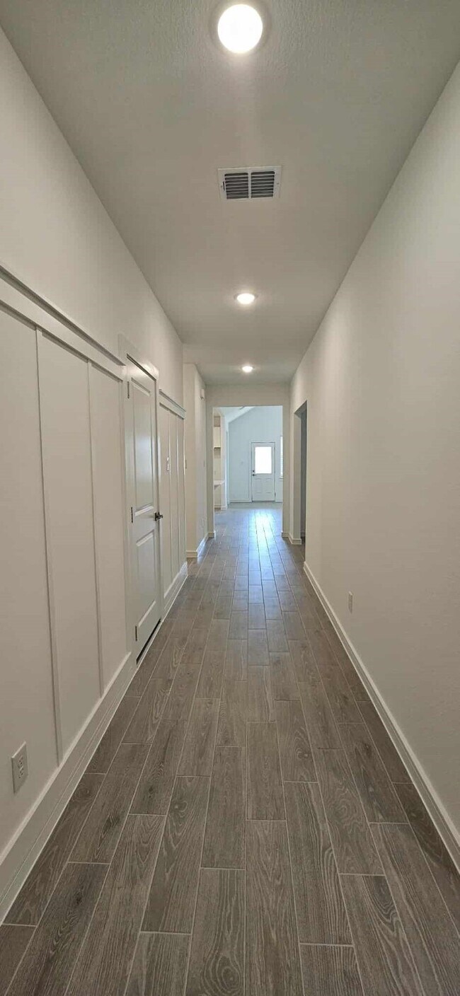 Building Photo - 8422 Bay Oaks Dr