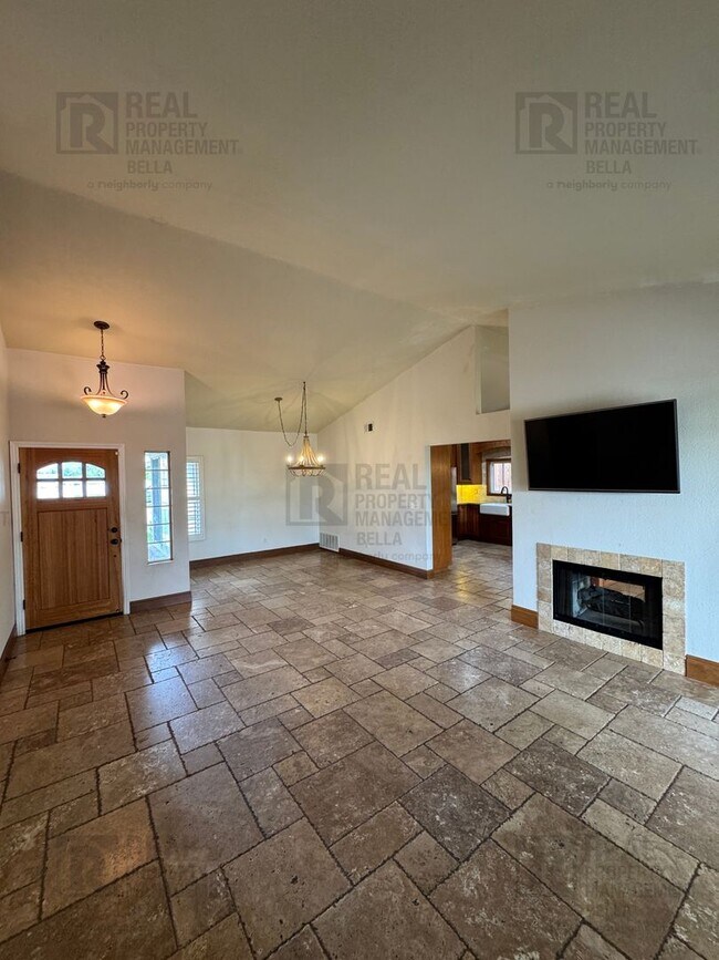 Building Photo - Spacious & Stylish Living in the Heart of Lake Elsinore