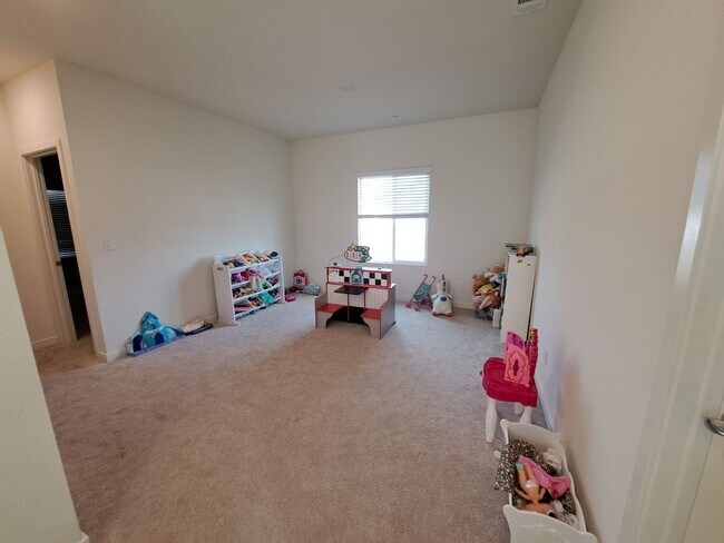 Building Photo - 1160 Yale Dr