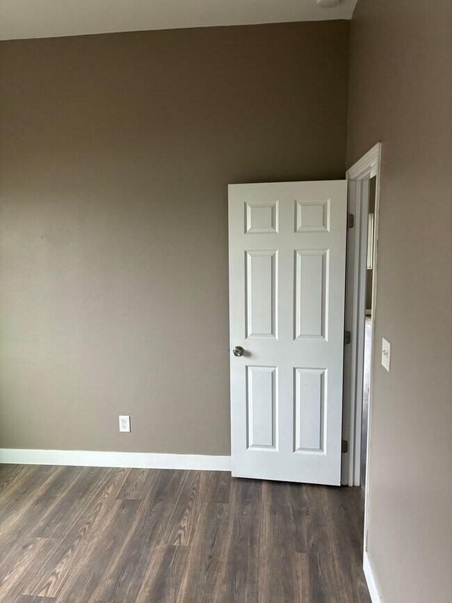 Building Photo - 2 Bedroom 2 Bath Home