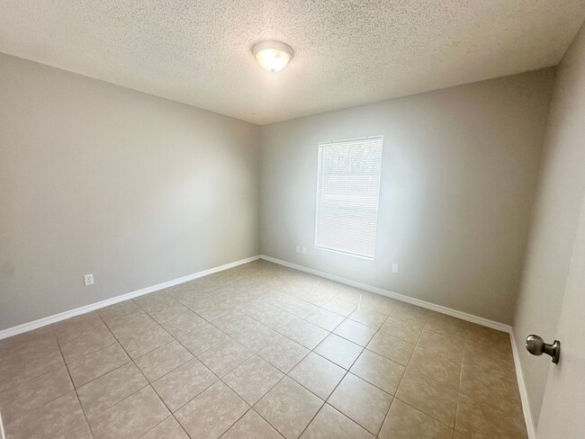 Building Photo - Charming 2-Bedroom Townhome with Bonus Roo...