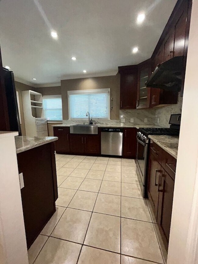 Building Photo - Beautiful Spacious 2Bd/2Bth with Bonus Family Room