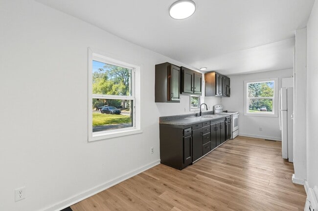 Building Photo - NEW LISTING! 2 BEDROOM HOME