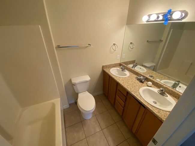 Building Photo - Fantastic Views From This Three Bedroom Townhome