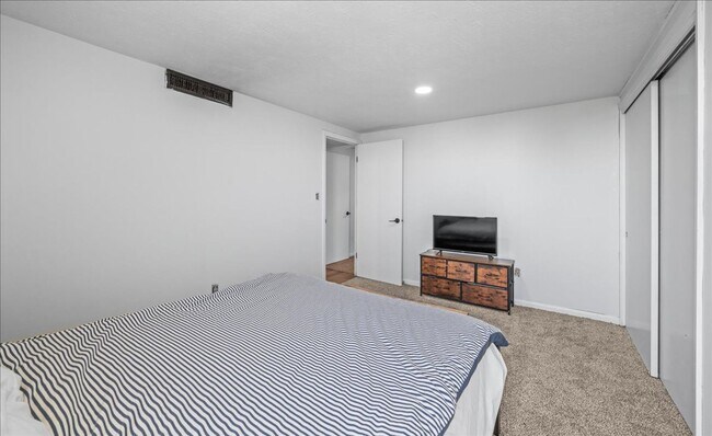 Building Photo - Newly Renovated Blackstone Gem!
