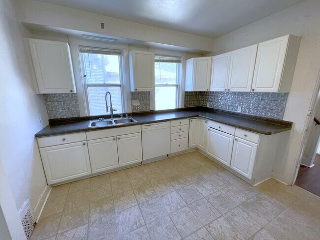 Building Photo - 1119/21 Bowen Ct.
