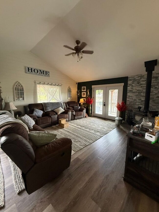 Building Photo - 4 Bedroom Home with Yard, Garage & Pet-Friendly Policy