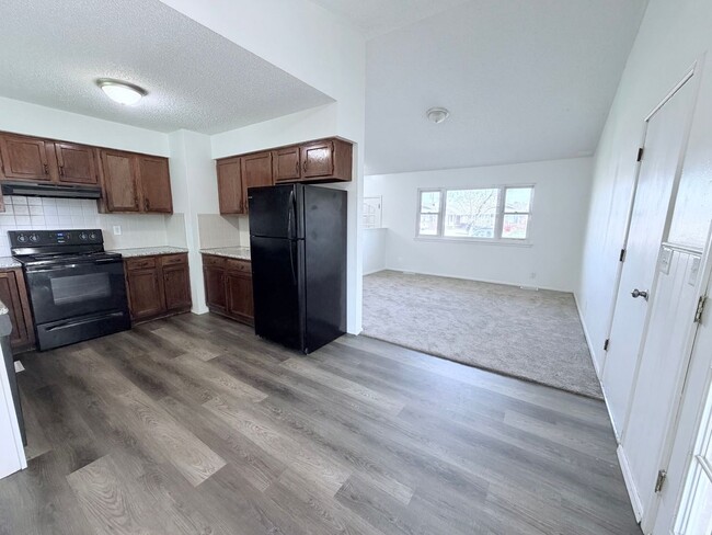 Building Photo - 2 bed and 2 bonus rooms!!