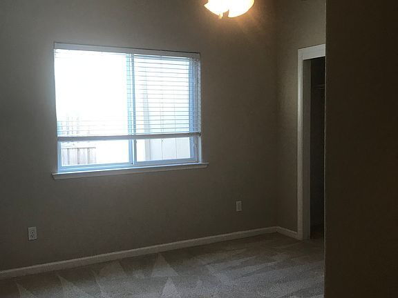 Building Photo - 4 Bed Sanger Home!!
