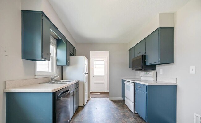 Building Photo - Welcome home to this updated bright and sp...
