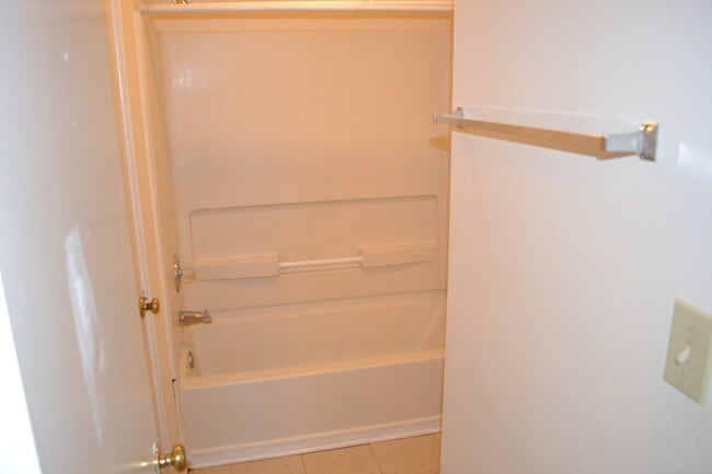 Building Photo - 2 Bedroom Townhome available 5/15/2025 - n...