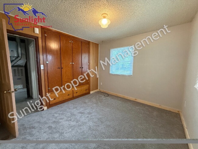 Building Photo - One level 2 Bed 1 Bath Single Family with Many Updates
