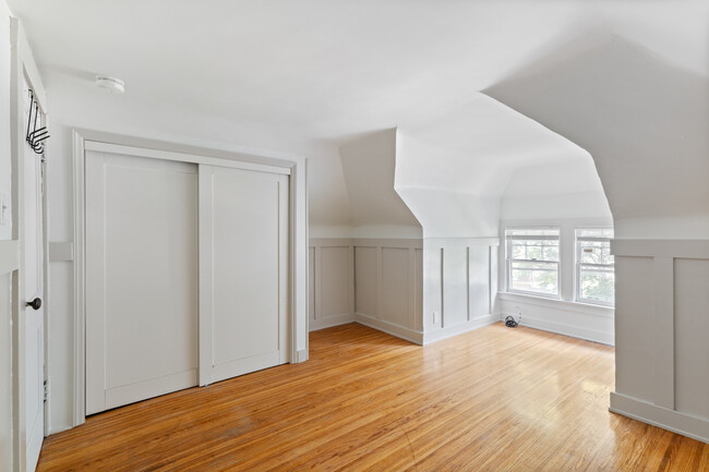 3rd Floor Bedroom 4 - 40 Thayer St