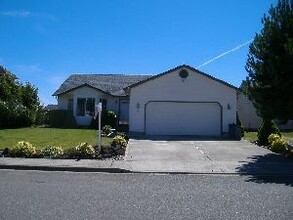 Building Photo - Spacious 3BR Ranch in Desirable La Center Area