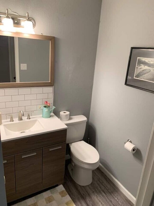 Building Photo - 2 Bedroom 1.5 bath four-plex unit - Great location!!