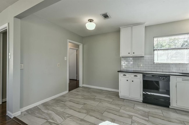 Building Photo - 1349 Martin St