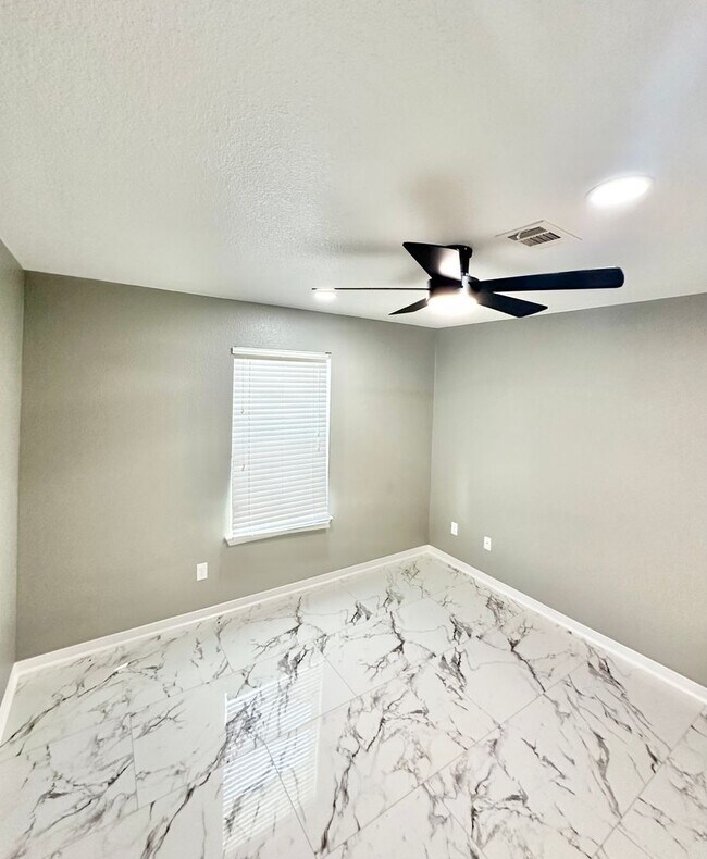 Building Photo - AVAILABLE NOW!!