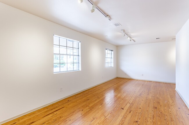 Building Photo - 1420 W Alabama St