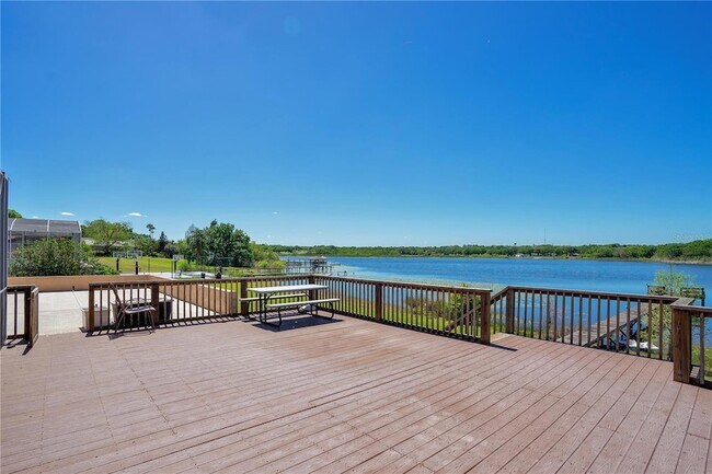 Building Photo - 6719 Fairway Cove Dr
