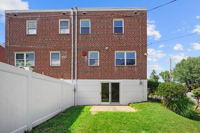 Building Photo - 857 Green Valley Dr
