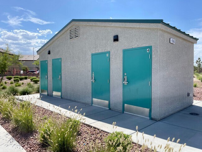Building Photo - AMAZING GATED 3 BED 2.5 BATH 2 CAR GARAGE !