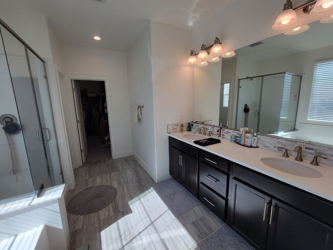Building Photo - Beautiful 4/2/5 located in Lincoln w/ Sola...