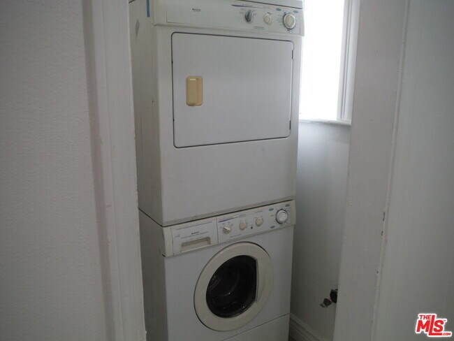 Building Photo - 1805 W 12th Pl