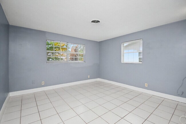 Building Photo - 71 18th Ave S