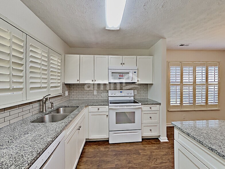 Building Photo - 7320 Middlebrook Cir