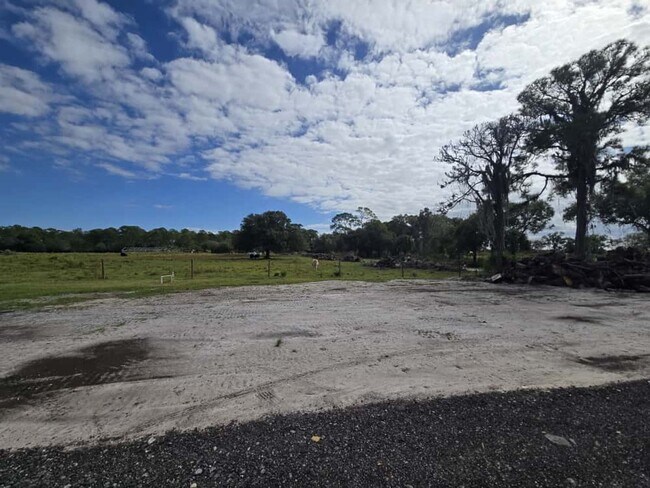 Building Photo - Beautiful Fort Pierce Home – Great Locatio...