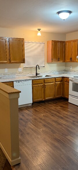 Building Photo - 611 Linda Ln