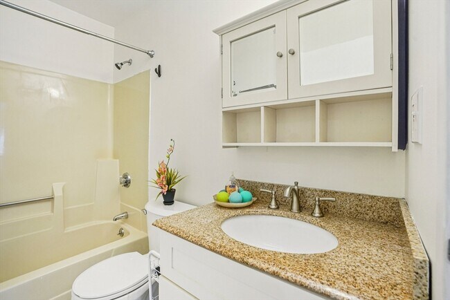 Building Photo - 35 Des Moines Rd