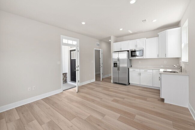 Building Photo - Beautiful new 4-bedroom, 3.5 bath property...